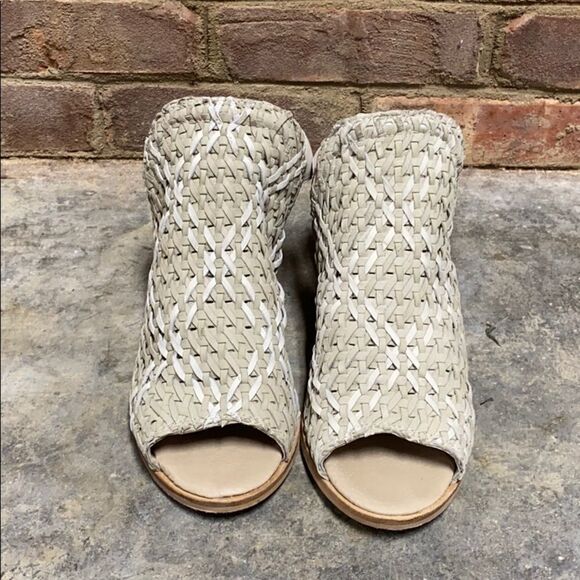 Very Volatile Cream Sling Back Peep Toe Bootie Sandal Size  10 - Picture 2 of 9